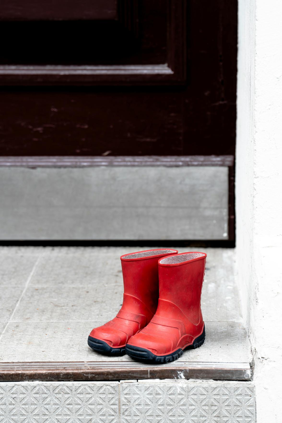 Como escolher calçados impermeáveis para arrasar em dias de chuva